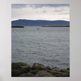 Póster Barco de pesca que sale del puerto, Reykjavik,