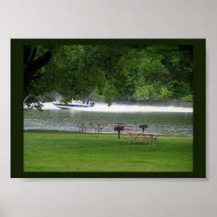 Póster Barco de velocidad en el río