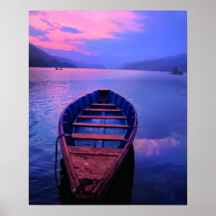 Póster Barco en lago tranquilo al atardecer
