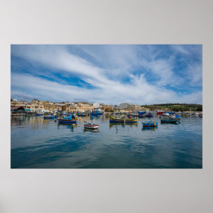 Póster Barcos de pesca tradicionales y coloridos en el pu