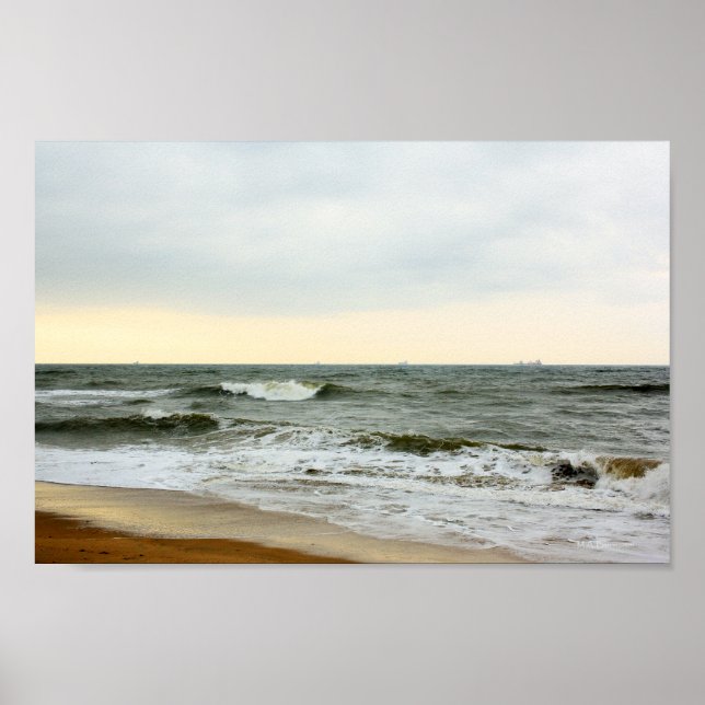 Póster Barcos y oleaje desde la orilla de la playa (Frente)