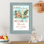 Póster Bebé a bordo Surf Tropical Neutral Baby Shower<br><div class="desc">Diseño de la invitación a la ducha para bebés neutro desde el punto de vista del género, que funciona bien para un niño o chica. Presenta una impresionante escena tropical exótica de surfistas botánicos con un tema de surf estival, que incluye hibiscos florales y monstera y vegetación de palmeras. El...</div>