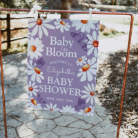 Bebé en las mareas acuáticas y mariposa en flor