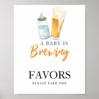 Bebé está preparando cerveza Favors