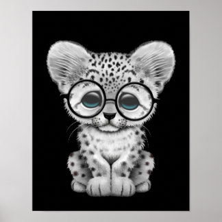 Póster Bebé lindo con cachorro de leopardo de la nieve en