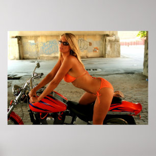 Póster Bebé rubio del motorista en un bikini