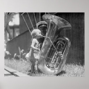 Póster Bebé tocando la tuba, 1923. Foto antigua