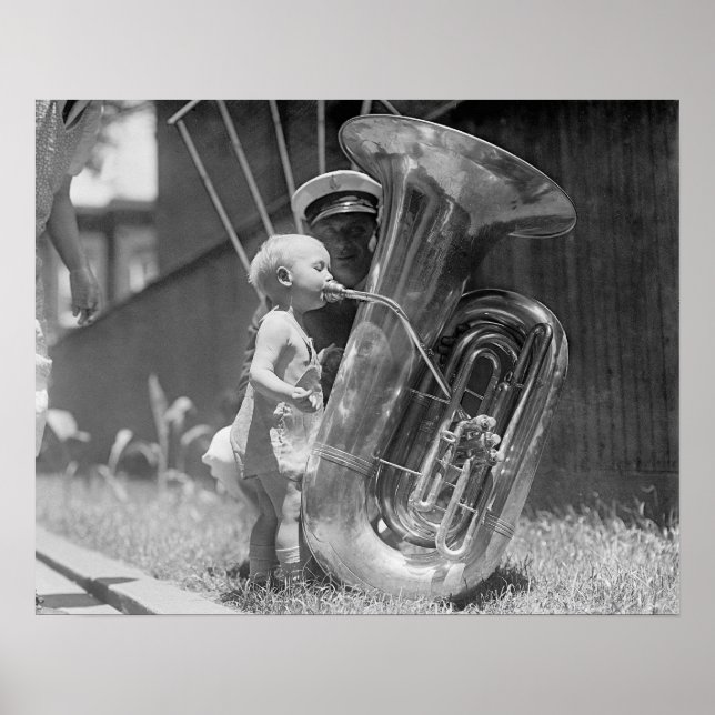 Póster Bebé tocando la tuba, 1923. Foto antigua (Frente)