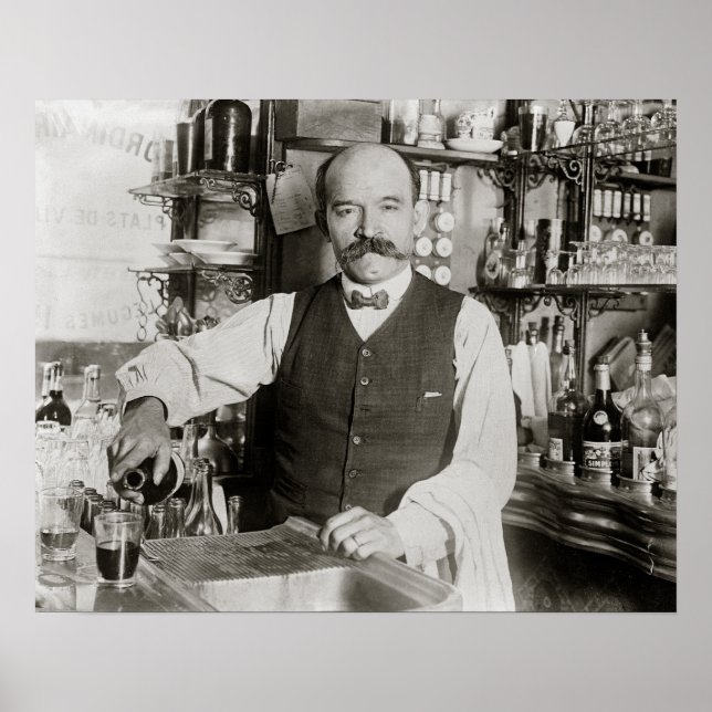 Póster Bebida de Bartender Pouring, 1910. Foto de cosecha (Frente)