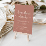 Póster Bebidas Minimalistas con Caligrafía en Terracota<br><div class="desc">Este cartel de bebidas con caligrafía minimalista en terracota es perfecto para una boda rústica. El diseño simple y elegante cuenta con tipografía de escritura clásica y elegante. 

Personaliza el letrero con los nombres de los novios y su bebida favorita.</div>
