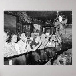 Póster Bebiendo en un bar de Louisiana, 1938. Foto antigu
