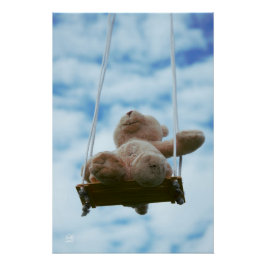 Póster Beertje op schommel met bewolkte blauwe lucht.