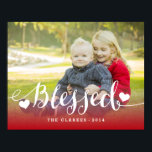 Póster Bendiciones de vacaciones | Poster fotográfico de<br><div class="desc">Bendiciones de vacaciones | Poster fotográfico de vacaciones - rojo. Elke Clarke © Otros estilos y colores disponibles en www.zazzle.com/epclarke. Fuente de escritura blanca con la palabra "Bendecido" con el diseño de la foto de los corazones con un efecto rojo sombrío. Una manera perfecta de mostrar tu atesorada foto familiar....</div>