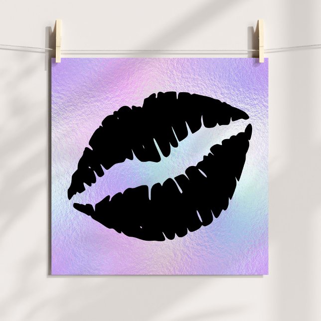 Póster Beso de pintalabios negros sobre Relieve metalizad (Black Lipstick Kiss on Pastel Iridescent Foil Poster)