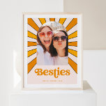 Póster Besties | Boho Retro Sun y Photo Best Friends<br><div class="desc">Este poster de moda y boho presenta un texto retro naranja que dice "besties" y un gráfico de estilo vintage de los rayos del sol detrás de tu foto,  en tonos naranja y amarillo sobre un fondo suave y ruidoso.</div>