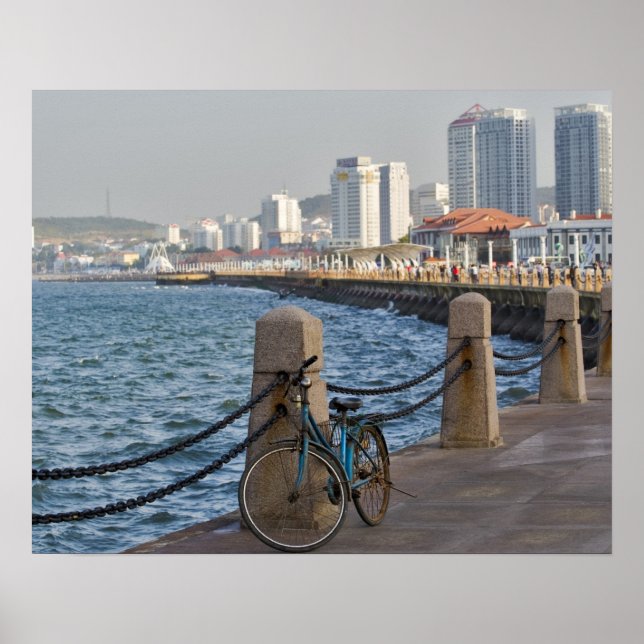 Póster Bicicleta en el paseo marítimo con la silueta de l (Frente)