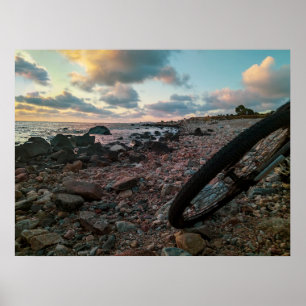 Póster Bicicleta estacionada en la playa rocosa