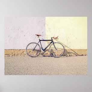 PÓSTER BICICLETA NEGRA Y GRIS EN MURO BLANCO