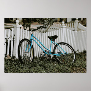 Póster Bicicleta Turquesa Apoyada en una Valla Blanca