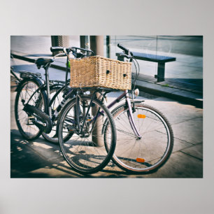 Póster bicicletas antiguas estacionadas en la calle