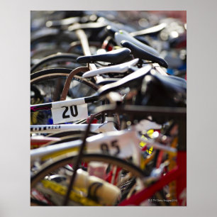 Póster Bicicletas en el rack en una carrera de triatlón l