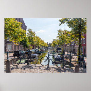 Póster Bicicletas en un borde sobre un canal en Haarlem