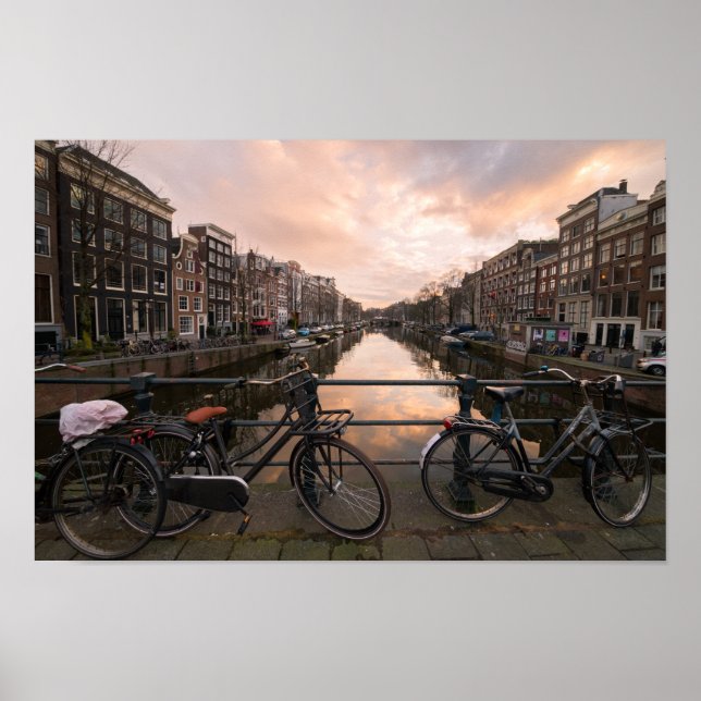 Póster Bicycles at sunset in Amsterdam (Frente)