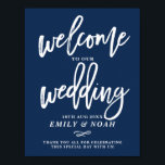 Póster Bienvenida a Boda de fletamento azul marino ruso<br><div class="desc">Cartel boda elegante y rústico con caligrafía moderna de fondo azul marino. Este diseño está disponible en una variedad de colores y estilo de script.</div>