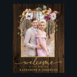 Póster Bienvenida a Boda de fotos de Arco Floral de Mader<br><div class="desc">Foto Boda de bienvenida rustica con arcos florales de madera con un elegante arco enmarcado con flores rústicas y vegetación sobre un fondo rústico de madera de granja. Nuestra tipografía de guion personalizado, junto con su foto y sus detalles, lo convierten en la adición perfecta a su boda, recepción o...</div>