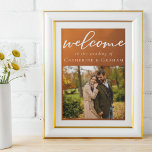 Póster Bienvenida a Boda de otoño, Naranja quemado en Rus<br><div class="desc">Siga la tendencia otoñal de tonos tierra con nuestro naranja quemado al gradiente marrón otoño poster de bienvenida de boda. Tipografía blanca simple en un poster rústico con la foto de compromiso de su pareja para un aspecto minimalista. Tonos bohemios que recuerdan a la arcilla de terracota resaltan su elegante...</div>