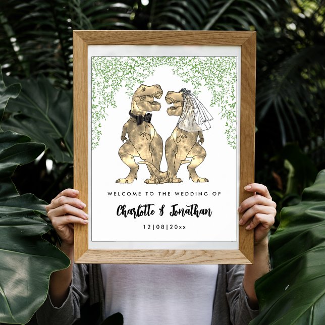 Póster Bienvenida a la boda temática de dinosaurios (Dinosaur themed wedding welcome poster with funny T-Rex bride and groom and Jurassic jungle foliage )