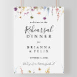 Póster Bienvenida a la cena de ensayo clásico-colorido<br><div class="desc">Este clásico y colorido ensayo de la cena es perfecto para un rústico ensayo boda. El diseño se compone de flores silvestres amarillas,  violetas y blancas con follaje en un fondo de color rosa y verde.</div>