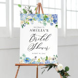 Póster Bienvenida a la ducha de la novia Blue Hydrangeas<br><div class="desc">Bienvenido a su evento con este cartel de bienvenida de ducha de personalizable. Cuenta con una guirnalda floral de hortensias azules y marfil,  rosas y anémonas. Personalice agregando sus detalles. Este signo de bienvenida de ducha de novia hidrangea es perfecto para duchas de primavera e invierno.</div>