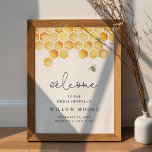 Póster Bienvenida a la ducha de novia CALLA Honey Bee<br><div class="desc">La Colección Calla es muy interesante y está especialmente diseñada para su evento de temática abeja. Esta colección, con su magnífico peine acuático y su delicada miel, es tan dulce como puede ser. Ya sea que planee una adorable ducha de abejas o cualquier otra celebración alegre, la Colección Calla añade...</div>