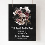 Póster Bienvenida a la ducha de novia floral Black Hallow<br><div class="desc">Bienvenido a sus huéspedes con una elegancia espeluznante usando nuestro Poster de bienvenida Floral Skull Bridal Shower de Halloween Negro. Este llamativo diseño presenta un hermoso cráneo rodeado de flores góticas y oscuras en un fondo negro, creando una perfecta mezcla de fantasía y sofisticación. Este poster es ideal para relajarse...</div>