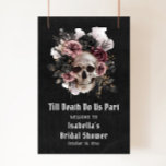 Póster Bienvenida a la ducha de novia floral Black Hallow<br><div class="desc">Bienvenido a sus huéspedes con una elegancia espeluznante usando nuestro Poster de bienvenida Floral Skull Bridal Shower de Halloween Negro. Este llamativo diseño presenta un hermoso cráneo rodeado de flores góticas y oscuras en un fondo negro, creando una perfecta mezcla de fantasía y sofisticación. Este poster es ideal para relajarse...</div>