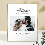 Póster Bienvenida a la elegante fiesta moderna de comprom<br><div class="desc">Este sencillo y elegante boda de fotos, fiesta de compromiso, plantilla de signos de bienvenida con un diseño moderno y nítido con un toque clásico. ¡personalizar con tu foto favorita y hazla única tuya! Puede cambiar el tipo de letra y el color del texto para que se adapte a su...</div>