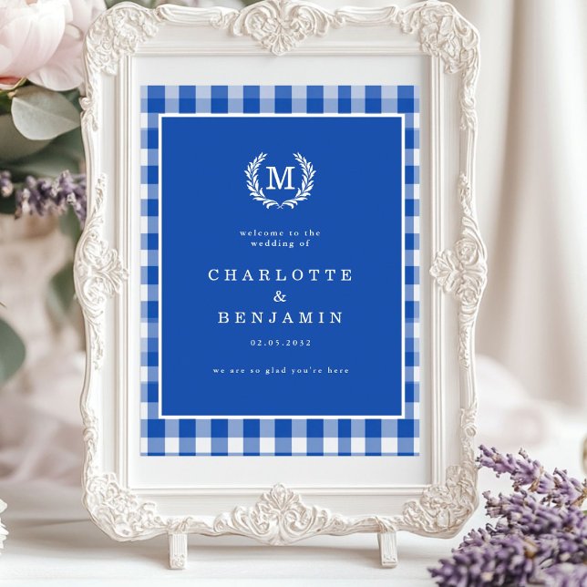 Póster Bienvenida al Boda del Monograma de Gingham Azul (Blue Gingham Monogram Crest Wedding Welcome Poster)
