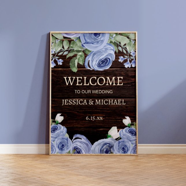 Póster Bienvenida boda Floral Azul de Madera Rústica (Rustic wood, string lights, and dusty blue flowers wedding welcome sign)