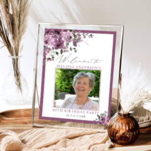 Póster Bienvenida Cumpleaños 60 con Foto Floral Púrpura