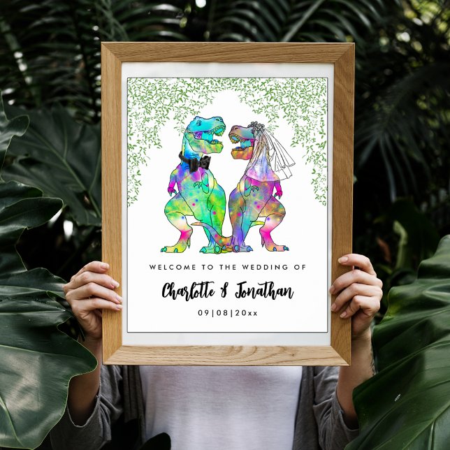 Póster Bienvenida de Boda con Tema de Dinosaurio Colorido (Colorful dinosaur themed wedding welcome poster with funny T-Rex bride and groom and Jurassic jungle)