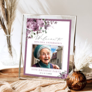Póster Bienvenida de cumpleaños con foto floral púrpura p