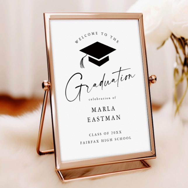 Póster Bienvenido a la graduación en blanco y negro de gu (Modern script black and white graduation welcome poster print.)