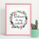 Póster Bienvenido a mi trabajo de oficina de Cubicle Rótu<br><div class="desc">Este diseño se creó a través del arte digital. Puede ser personalizado en el área de proporcionar o personalizar eligiendo la opción de pulsar para personalizar y cambiando el nombre, las iniciales o las palabras. También puede cambiar el color y estilo del texto o eliminar el texto para un diseño...</div>