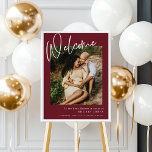 Póster Bienvenidos a Baby Shower en la fiesta de invierno<br><div class="desc">Disfrute del espíritu de la temporada con nuestra exquisita colección de Festividades de Invierno de caligrafía moderna en lujoso rojo borgoñés. Desde invitaciones impresionantes que marcan el tono a señalización elegante y decoración fiesta que encantará a sus invitados, esta colección está diseñada para infundir calidez y estilo en su celebración....</div>