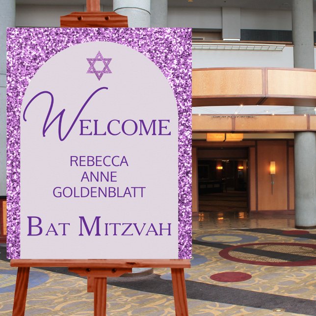 Póster Bienvenidos a Glam Purple Elegant Moda Bat Mitzvah (Welcome your Bat Mitzvah party guests with this purple faux glitter sign)