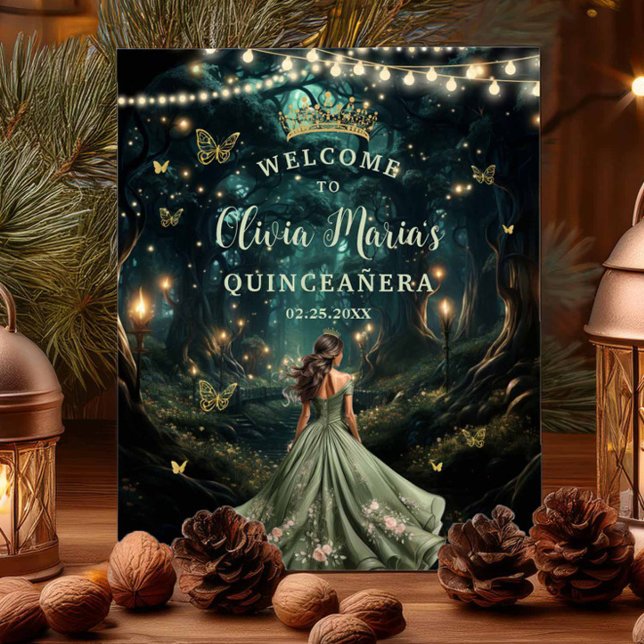 Póster Bienvenidos a la Quinceañera del Bosque Encantado  (enchanted forest fairylights fireflies a girl in a sage green dress quinceanera welcome sign poster)