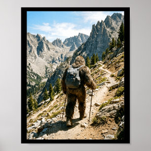 Póster Bigfoot caminando divertido sasquatch mochilero