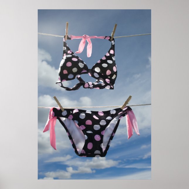 Póster Bikini Colgando En Una Línea De Ropa (Frente)