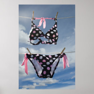 Póster Bikini que cuelga en una cuerda para tender la